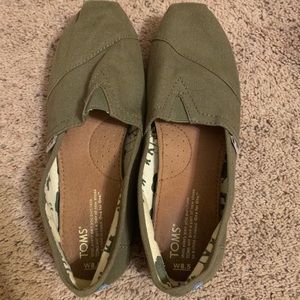 Toms Shoes - TOMS Women’s Olive Green Canvas Slip on- Size 8.5 Toms Shoes - TOMS Women’s Olive Green Canvas Slip on- Size 8.5
